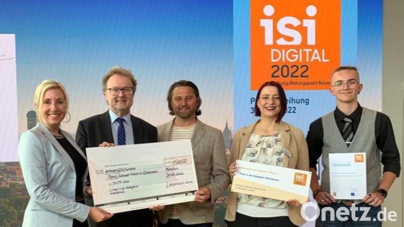 Staatssekretärin Stolz übergab der MGS-Delegation mit Wolfgang Bodensteiner, Martin Schmid, Nicole Gleißner und Hannes Göppl (von links) den mit 1 500 Euro dotierten Innovationspreis Schulen 2022. Bild: rn