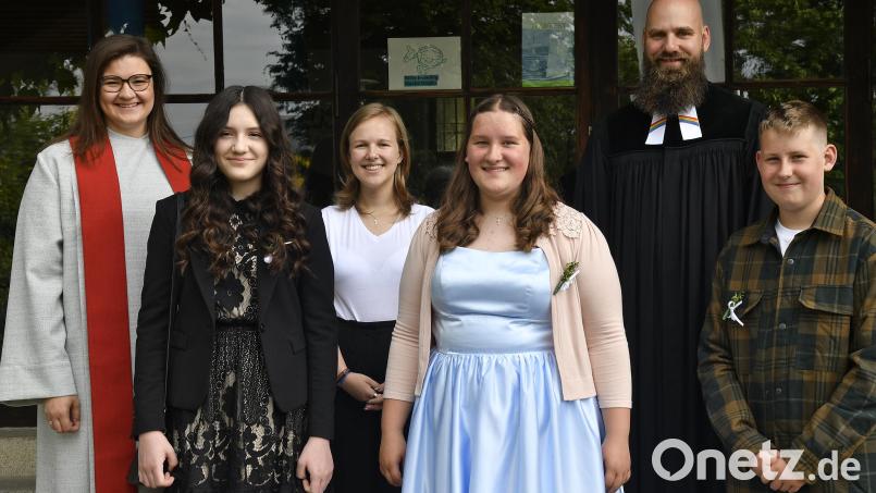 Konfirmation in der Erlöserkirche Amberg feierten (von links) Diakonin Sara Makari, Riana Scheck, Anna-Lena Vogel, Anna-Lena Muche, Pfarrer David Scherf und Marlon Muche. Bild: Petra Hartl