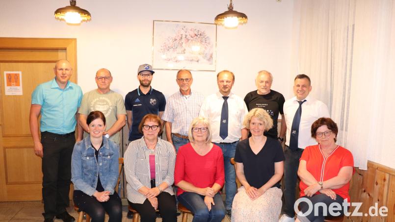Viele Ehrungen konnten Vorsitzender Toni Härtl (rechts), Lothar Gleißner (Dritter von rechts) und stellvertretender Bürgermeister Markus Preisinger (links) durchführen. Besonders dankten sie auch Heiner Rübl (Vierter von rechts) für seine langjährige Leitung der Sparte Ski Nordisch/Wandern. Bild: flt