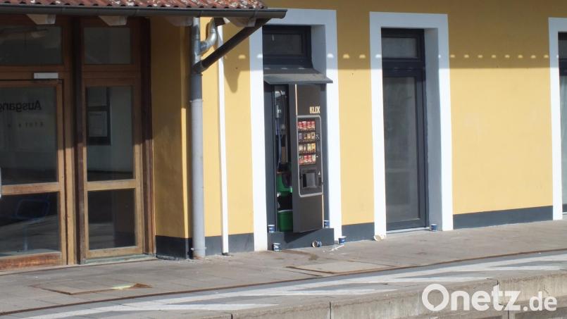 Am Bahnhof in Maxhütte-Haidhof wurde ein Heißgetränkeautomat aufgebrochen. Bild: Bundespolizei/exb