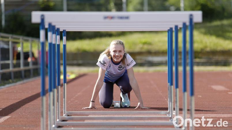 Emma Welz erreichte über die 80 Meter Hürden in 12,99 Sekunden eine neue Bestzeit. Bild: Philipp Bäumler