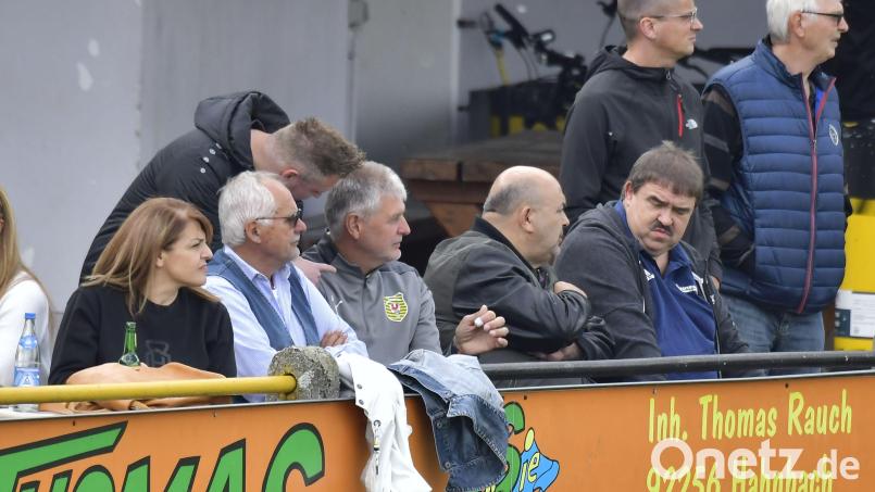 Albert Kellner (rechts vorne) als Zuschauer beim Relegationsspiel zur Bezirksliga zwischen dem SV 08 Auerbach und dem TSV Stulln (3:1). Der Kreisvorsitzende und Kreisspielleiter, der vor Kurzem zum stellvertretenden Bezirksvorsitzenden gewählt wurde, setzt Relegationsspiele nach Vorgaben des BFV an. Archivbild: Hubert Ziegler