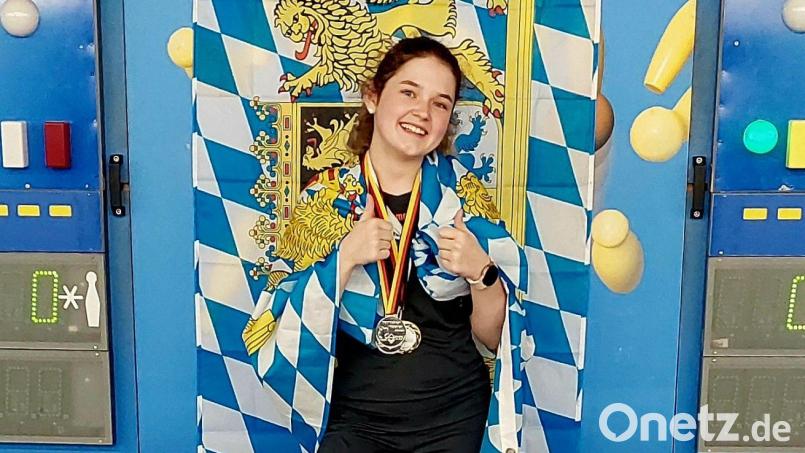 Daumen hoch! Sarah Brunner aus Sulzbach-Rosenberg freut sich über ihre zwei Silbermedaillen bei den deutschen Meisterschaften im Kegeln. Bild: Habenicht/exb