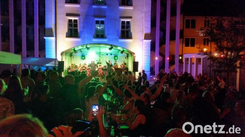 Eine Schlagerparty im Rathaushof in Waldsassen – so wie es sie zuletzt 2019 gab – soll am 2. Juli für Stimmung sorgen. Archivbild: Musikverein Waldsassen/exb
