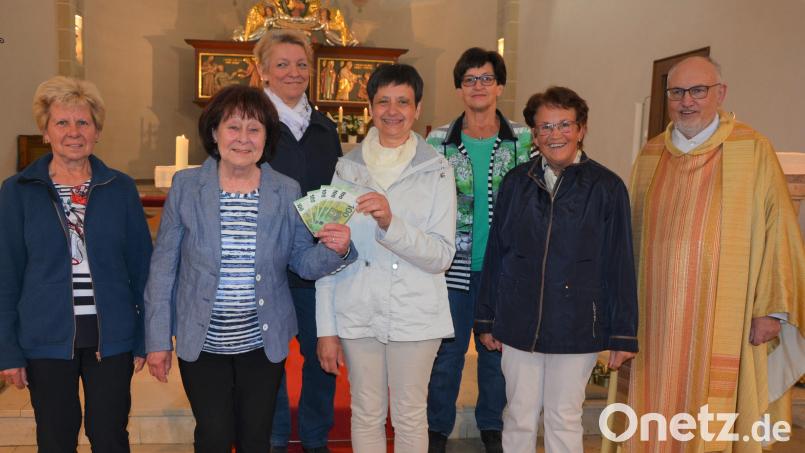Mit einer Spende über 500 Euro unterstützt der Frauenbund Mitterteich den Unterhalt des Josefsheims. Bei der Übergabe in der Stadtpfarrkirche mit dabei waren (von links) Isabella Meierhöfer, Rita Thoma, Ursula Fröhlich, Mesnerin Helga Weiß, Elfriede Dotzauer, Vorsitzende Stilla Schuller und Pfarrer Anton Witt. Bild: jr