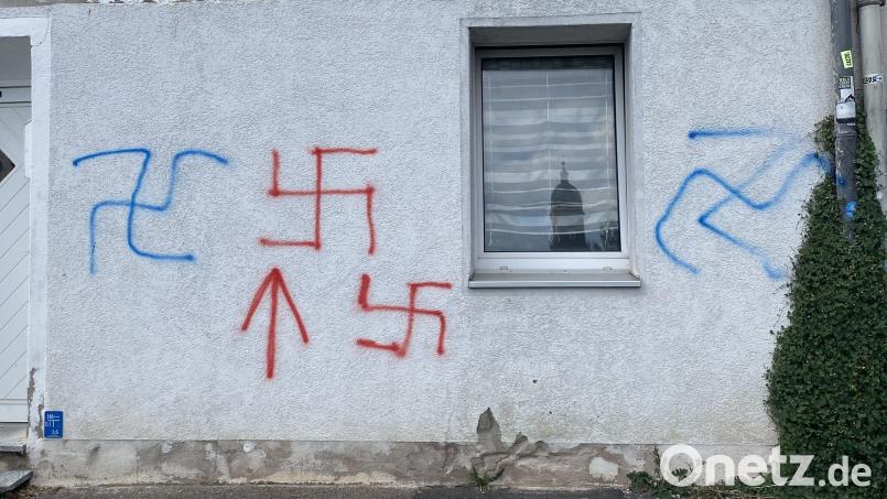 Teilweise sogar falsch aufgesprüht haben Unbekannte mehrere Hakenkreuze an eine Amberger Hausfassade. Bild: Polizeiinspektion Amberg