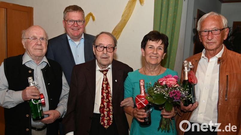 Karl Biehler, Oberbürgermeister Michael Cerny, Günter Ogrzall, Maria Sperber und Helmut Sperber (von links) rückten beim Festabend besonders in den Blickpunkt beim Skat- und Romméclub. Bild: gf