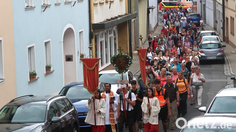 Erschöpft, aber glücklich kehren die Vilsecker Wallfahrer aus Gößweinstein zurück und ziehen zum Schluss-Segen in die Pfarrkirche St. Ägidius ein. Bild: rha