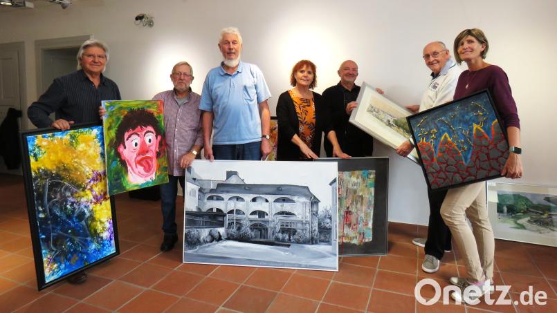 Das Aufbau-Team ist im Kunstverein Tirschenreuth eine feste Größe. Seit vielen Jahren platzieren Tom Brankovic, Dr. Wolfgang Seidel, Toni Eichinger und Hans-Georg Schulze (Zweiter von rechts, kürzlich verstorben) die Exponate an die Wände. Petra Gehring (Mitte), Rudi Jäger (Dritter von rechts) und Zweite Vorsitzende Kerstin Rumswinkel (rechts) halfen tatkräftig mit. Archivbild: ubb