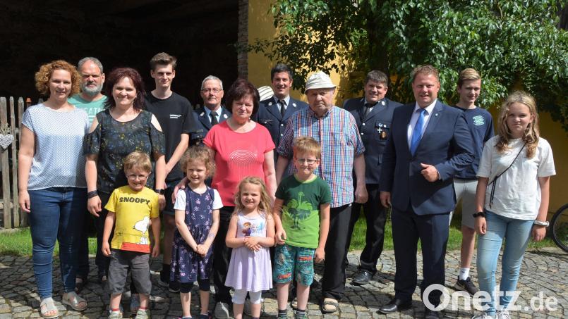 Seinen 80. Geburtstag feierte Konrad Beer (Mitte, mit Hut). Dazu gratulierten neben der Familie auch eine Abordnung der Feuerwehr Großensterz und Bürgermeister Stefan Grillmeier (Dritter von rechts). Bild: jr