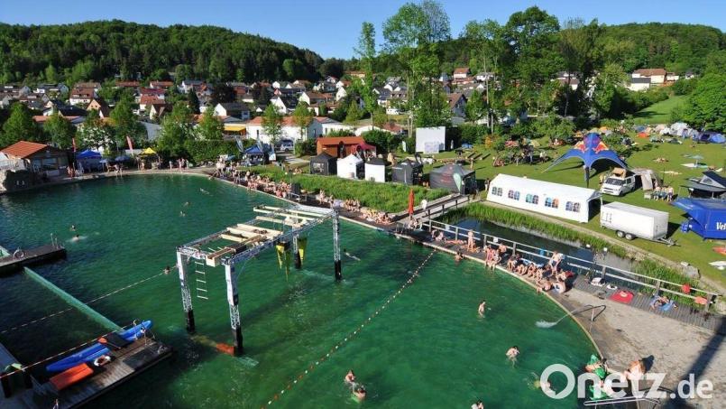 Ab Fronleichnam wird das Naturbad Königstein wieder zum Festivalgelände. Das Foto aus Vor-Corona-Zeiten zeigt eine Boulder-Contest-Konstruktion über dem Becken, die Liegewiese wird für Zelte genutzt. Archivbild: Walter Waerthl
