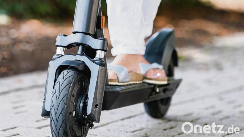 Mit dem E-Scooter auf öffentlichen Flächen unterwegs sein darf nur, wer ein Versicherungskennzeichen angebracht hat. Symbolbild: agentur_dpa