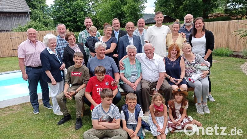 Das Jubelpaar Erna und Siegfried Schultes feierte im Kreis der Familie und freute sich über die zahlreichen Gratulanten. Bild: fpoz