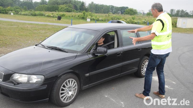 Fahrausbilder Henry Lottner wacht akribisch über die einzelnen Fahrübungen. Bild: fz
