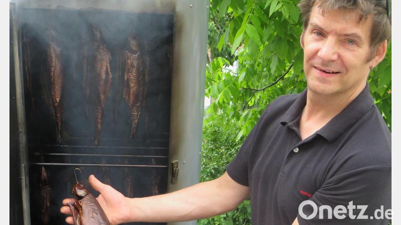 Vorsitzender Stefan Meier am Räucherofen. Die geräucherten Forellen zum Abholen fanden reißenden Absatz. Bild: Stadtkapelle Windischeschenbach/exb