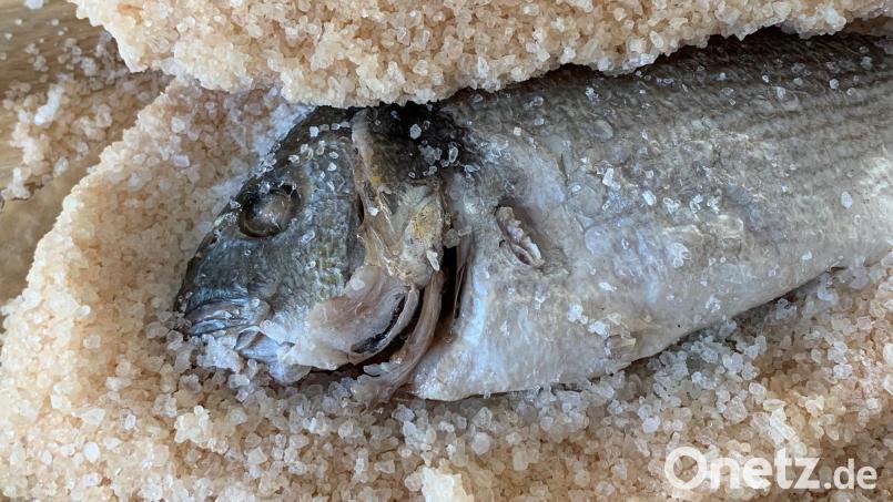 Aus Eiweiß, Wasser und Salz entsteht die Packung für die Dorade. Bild: Michael Schiffer