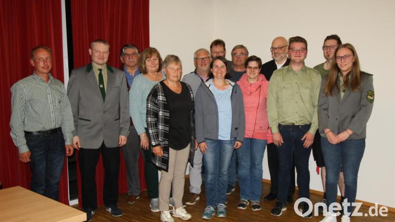 Schützenmeister Roland Hösl (Zweiter von links) führt für weitere zwei Jahre gemeinsam mit Fabian Bäumler (Dritter von rechts) die Zessau-Weihersberger Schützengesellschaft. Den Nachwuchs betreuen künftig die Schwestern Magdalena und Anna-Maria Wittmann (rechts). Für 50 Jahre Mitgliedschaft wurden Hermann Pinzer und Werner Reindl (Dritter von links und Sechster von rechts) geehrt. Bild: bjp