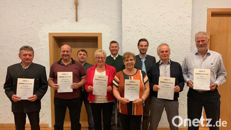 Im Mittelpunkt der CSU-Jahreshauptversammlung standen die treuen Mitglieder Anton Nistler, Herbert Lindner, Gerlinde Krämer, Margit Riedl, Josef Schlögl, Joaef Ach (vordere Reihe, von links). Bild: bey