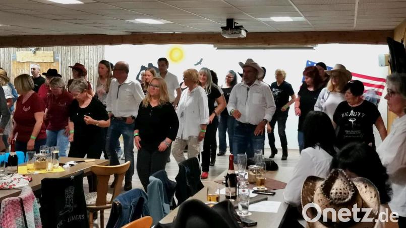 Tanzend feiern die &quot;Happy Free Liners&quot; bis in die Morgenstunden das fünfjährige Bestehen ihrer Vilsecker Line-Dance-Gruppe. Bild: rha