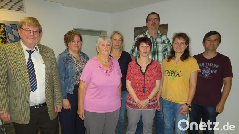 Vorsitzender Hans Kneißl (links) zeichnet die Jubilare für langjährige aktive Mitgliedschaft aus. Bild: adj