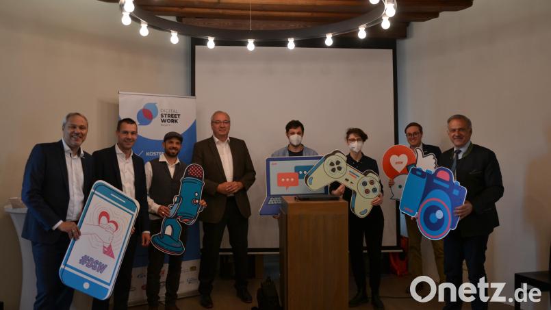 Der Bezirksjugendring Oberpfalz, der Kreisjugendring Tirschenreuth und das Jugendmedienzentrum T1 stellen das Pilotprojekt &quot;Digital Streetwork Bayern&quot; vor: (von links) Kreisjugendring-Vorsitzender Jürgen Preisinger, sein Stellvertreter Andreas Malzer, T1-Leiter Philipp Reich, Bezirkstagspräsident Franz Löffler, die Streetworker Nando Petri und Katha Röhrl, Bezirksjugendring-Vorsitzender Philipp Seitz und Landrat Roland Grillmeier. Bild: Jennifer Bergmann