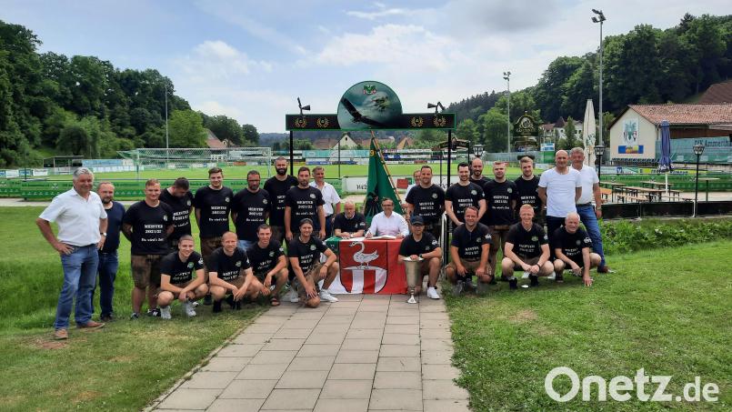 Der tolle Erfolg der Zweiten DJK-Mannschaft wird mit einem Eintrag ins Goldene Buch der Gemeinde Ammerthal belohnt. Am Tisch Bürgermeister Anton Peter (links) und Vorsitzender Stefan Badura. Bild: oe