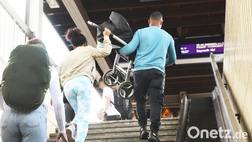Bahnfahrer in Weiden brauchen gesunde Beine oder starke Nerven plus Muskelkraft. Den Kinderwagen bekommen die Bahn-Kunden sonst nicht zum Gleis. Bild: Gabi Schönberger