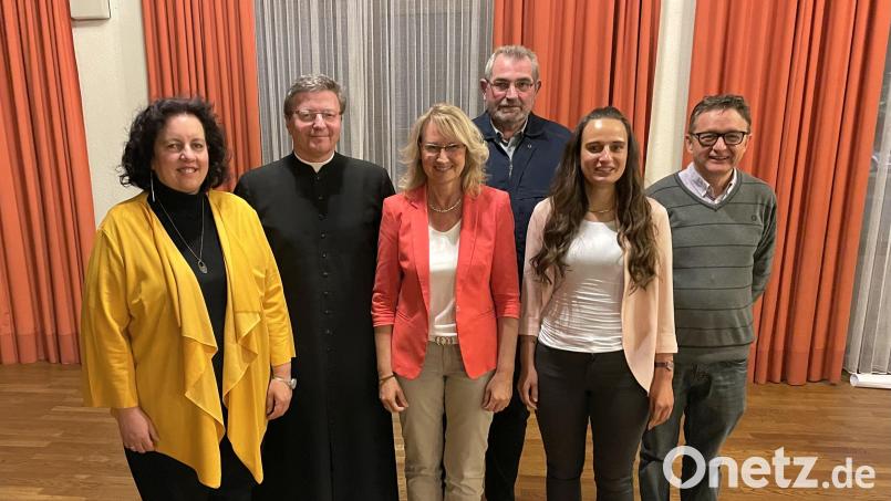 Das Vorstandsteam des Seelsorgebereichsrats Auerbach-Pegnitz bilden (von links) Vorsitzende Sonja Schwemmer, Leitender Pfarrer Marek Flasinski, Vorsitzende Regina Schrembs, Pfarrer Josef Hell, stellvertretende Vorsitzende Sabrina Kallus und Pastoralreferent Richard Cholewa. Bild: Verena Ziegler/exb