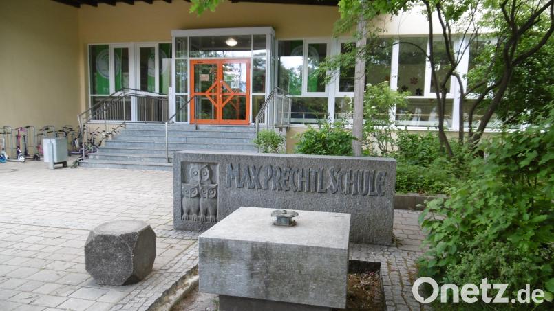 Drei weise Eulen grüßen neben dem Namenszug von Max Prechtl am Haupteingang der Schule in Hahnbach. Bild: mma