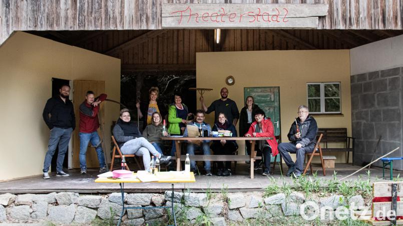 Die Theatergruppe der Feuerwehr Großkonreuth zeigt heuer auf der Freilichtbühne im Steinbruch in Großkonreuth das Stück &quot;Da Onkel lässt es krachen&quot;. Bild: Susanne Forster