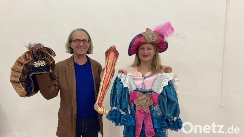 Lasset die Festspiele beginnen: Sophia und Michael Ritz haben Kostüme und Requisiten für &quot;Der eingebildete Kranke&quot; schon parat. Bild: aks