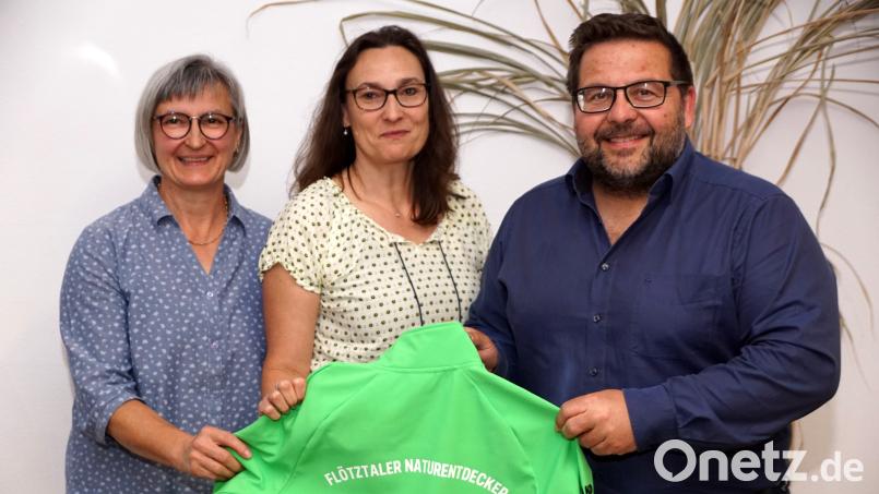 Durch einheitliche Wetterjacken, gesponsert von der Gemeinde, sind künftig die OGV-Gruppenleiter vor Wind und Regen geschützt. Bürgermeister Thomas Kaufmann übergab sie an Vorsitzende Maria Frauenholz (links) und Birgit Schindler. Bild: bkr