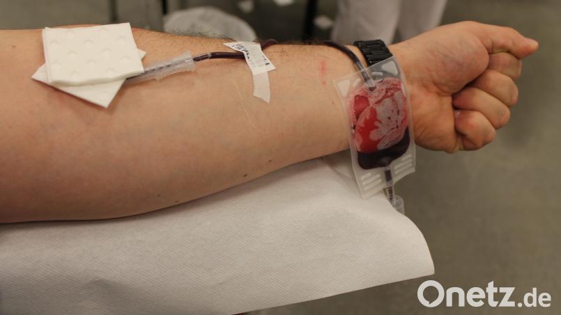 Ein kleiner Piks in den Arm und 500 Milliliter Blut fließen in einen Konservenbeutel, um später an Verletzte Menschen weitergegeben zu werden. Bild: fks