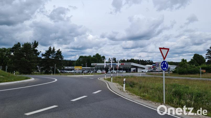 Keine Vorfahrt für Fahrradfahrer: Dann darf rechtlich auch nicht auf den kreuzenden Fahrradweg hingewiesen werden. Bild: sne