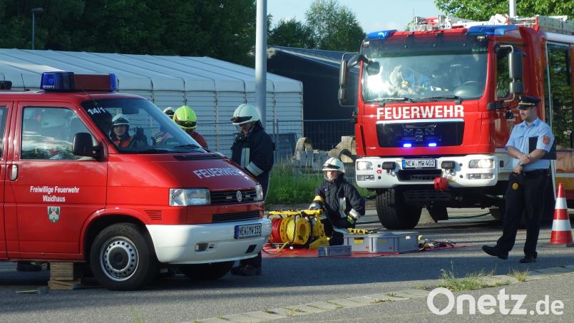 Kreisbrandrat Marco Saller (rechts) übernimmt die Abnahme der Leistungsprüfung für zwei aktive Gruppen der Waidhauser Feuerwehr. Bild: fjo