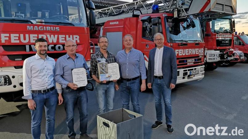 Zum Ehrenmitglied der Feuerwehr Kemnath wurde Gustav Zaloga (Zweiter von links) ernannt, Ehrenkommandant ist nun Alfred Vogel (Mitte). Vorsitzender Marco Schäffler (links) und Kommandant Peter Denz (Zweiter von rechts) übergaben die Ehrenurkunden sowie Geschenke. Bürgermeister Roman Schäffler dankte im Namen der Stadt Kemnath und gratulierte. Bild: mde