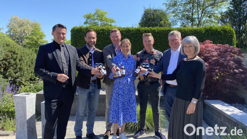 Sie stießen mit dem Jubiläumsbier an (von links): Landrat Thomas Ebeling, Franz Kummert von der Brauerei Kummert, Bernd Godelmann, Silvia Godelmann, Max Godelmann, Ambergs OB Michael Cerny und Marlene Groitl (Dritte Bürgermeisterin der Gemeinde Fensterbach. Bild: Laura Dechant/exb