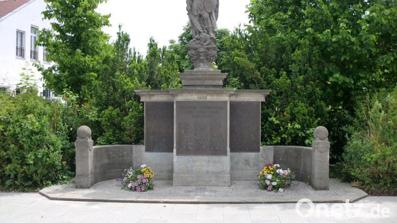 Das Schnaittenbacher Kriegerdenkmal nach der Versetzung im Jahre 1969 in die Grünanlage an der Dr.-Carl-Eibes-Straße. Bild: sh