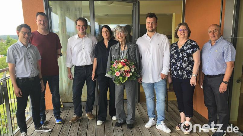 Glückwünsche zum 85. Geburtstag: Im Bild von links Vikar Klaus Tillman von der evangelisch-lutherischen Pfarrgemeinde Waldershof, Johannes Großmann (SSH-Hausleitung), Sohn Flavio Herrmann, Schwiegertochter Susanne Herrmann, Ursel Hermann, Enkel Leopold Herrmann, Dritte Bürgermeisterin Gisela Kastner und Gerhard Weber, Seniorenbeauftragter der Stadt Waldershof. Bild: wro