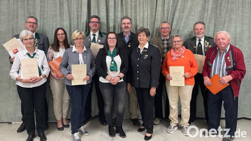 Die für ihre langjährige Treue geehrten Mitglieder mit Schützenmeisterin Vanessa Bäumler (Mitte, mit Schal) und Gauehrenschützenmeisterin Maria Wisgickl (Fünfte von rechts). Bild: Schützengesellschaft Letzau/exb