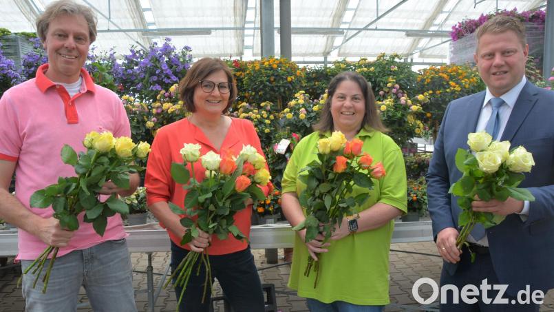 Fester Bestandteil im Jahresprogramm des Gewerbefördervereins Mitterteich ist die Muttertagsaktion – in den Geschäften der Mitglieder werden dabei Rosen an die weibliche Kundschaft verteilt. Bezogen wurden die Blumen auch heuer wieder von der Gärtnerei von Vereinsmitglied Hans-Joachim Schinner (links). Beim Aussuchen mit dabei waren neben dem Vorsitzenden Stefan Grillmeier auch Andrea Dolles und Martina Rüth (von rechts). Bild: jr