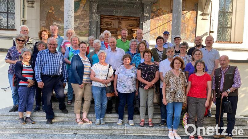 Die Reisegruppe des KLB Kreisverbandes Neustadt/WN an der Grabeskirche des Bruder Klaus in Sachseln. Bild: fvo