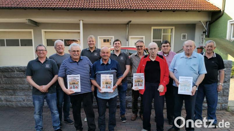 Vorsitzender Erhard Reil (Sechster von links), Stellvertreter Dominik Hanauer (Vierter von links) und Sportwart Thomas Hacker (links) danken Hans-Jürgen Wessel, Roman Stephan, Bruno Lang, Johann Karl, Anton Gleißner, Hans Wild, Reinhold Bösl und Karl Winklmann (von links) für 50 Jahre Treue. Bild: gz