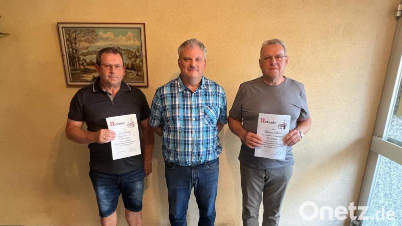Vorsitzender Herbert Lorenz (Mitte) dankt Josef Kleber (links) für 30 Jahre und Werner Weiß für 50 Jahre Mitgliedschaft. Bild: Wolfgang Helm/exb