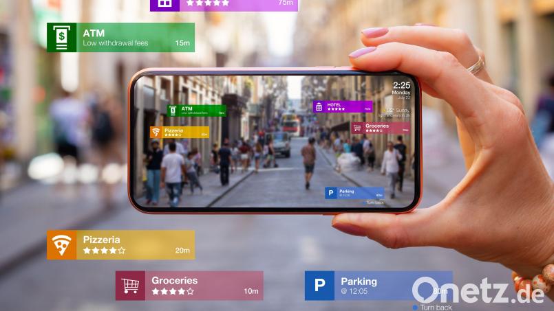 Wo gibt es freie Parkplätze? Und wo die nächste Pizzeria? Das Handy &quot;weiß&quot; es. Ein Beispiel aus dem Bereich &quot;Smart City&quot; zum Thema Digitalisierung. Symbolbild: Kaspars Grinvalds/stock.adobe.com