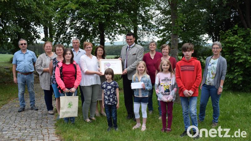 Die Jugendgruppe "Naturforscher" des GOV Neunaigen ist der neue Vielfaltmeister 2021. Landrat Thomas Ebeling übergab die Siegerurkunde an die Vorsitzende Maria Treiber. Bild: bnr