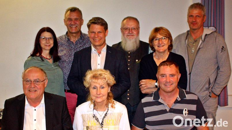 Die CSU Weiden-West um Vorsitzenden Wolfgang Gleißner (hinten, Vierter von links) ehrt treue Mitglieder: (vorne, von links) Lothar Höher, Eva-Maria Wiesemann und Raimund Riehl. Bild: R. Kreuzer