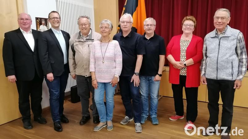 Die gewählte Vorstandschaft (von links) mit dem neu amtierenden Vorsitzenden Michael Koller, Präses Thomas Helm, der ehemalige Vorsitzende und neue Beisitzer Herbert Eckl, Beisitzerin Angelika Veit, Kassier Franz Donhauser, Schriftführer Michael Hochholdinger und die Kassenrevisoren Marianne Peter und Erich Donhauser. Bild: Koller/exb