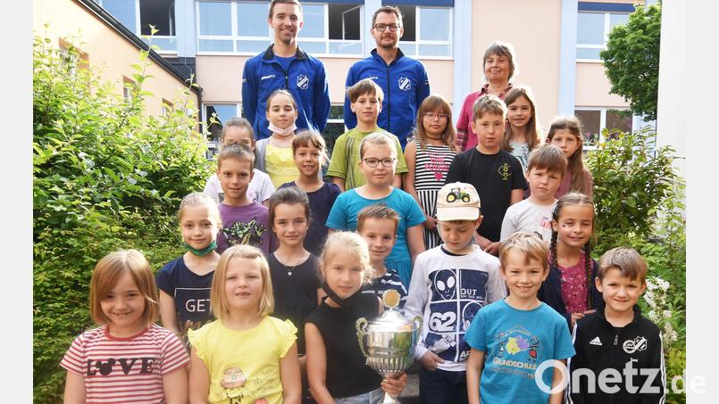 Die Klasse 2a präsentiert stolz den gewonnenen Wanderpokal. Mit den Kindern freuen sich (hinten, von links) die Lauftreff-Leiter Andreas Dehling und Florian Schwager sowie Lehrerin Christine Schaffenroth. Bild: no
