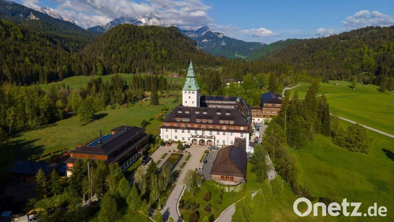 Drohnenaufnahme vom Schloss Elmau. Bild: Peter Kneffel/dpa/Archivbild